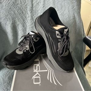 Practically new Dansko sz 39 sneakers.